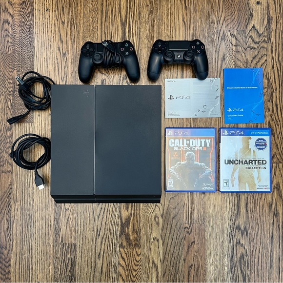 SONY PlayStation PS4 Model CUH-1215A Console with 2 controllers and 2 games - Picture 1 of 12